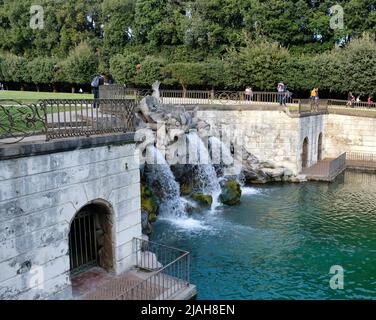 Der Brunnen der Delfine, im Park des Königspalastes von Caserta, stellt ein Seeungeheuer mit dem Kopf eines Delphins dar (3) Stockfoto