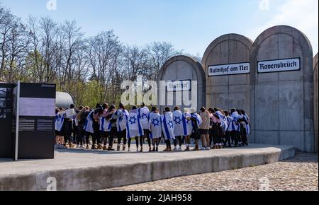 Ein Bild des historischen Bahnhofs Radegast und seines KZ-Denkmals, während eine Klasse jüdischer Studenten zu Besuch ist. Stockfoto