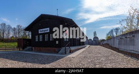 Ein Bild des historischen Bahnhofs Radegast und seiner KZ-Gedenkstätte. Stockfoto