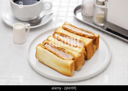 Katsu Sand (frittiertes Schweinekotelett-Sandwich), japanische Küche Stockfoto