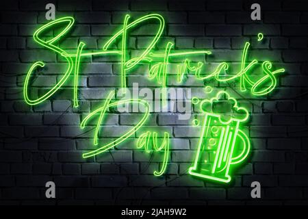 St. Patricks Day Neon Zeichen auf einer dunklen Wand Stockfoto