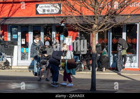 Camden Market, London, Großbritannien. 12. Januar 2022. Besetzung und Crew sind am Set für die Dreharbeiten zur Try TV-Saison 3 für AppleTV+ Sender. Die beiden Hauptdarsteller Rafe Spall als Jason und Esther Smith als Nikki führen die Aktion am Set an. Stockfoto