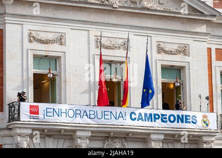 Real Madrid Feier in der Puerta del Sol. Fußballliga-Meister 2024. Real Madrid. Banner. Real Madrid Banner, das Glückwunsch gibt Stockfoto