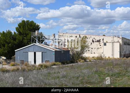 IRVINE, KALIFORNIEN - 23. FEB 2022: Gebäude 43 auf der ehemaligen USMC Air Station El Toro, jetzt Teil des Great Park und zum Abriss geplant. Stockfoto