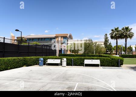 ORANGE, KALIFORNIEN - 14. MAI 2020: Lastinger Tennis Center der Chapman University, mit den Marion Knott Studios im Hintergrund. Stockfoto