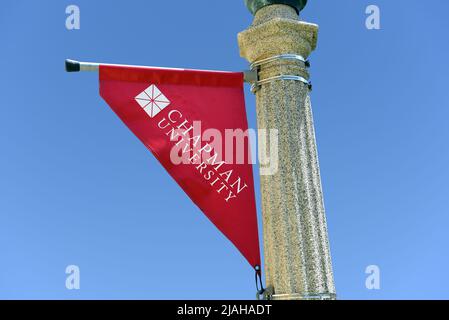 ORANGE, KALIFORNIEN - 14. MAI 2020: Banner auf Laternenpfosten an der Chapman University, einer privaten Universität in Orange County. Stockfoto