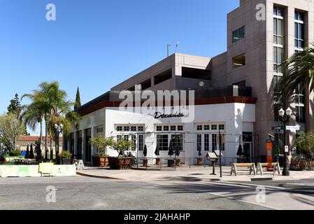 ANAHEIM, KALIFORNIEN - 31 MAR 2021: Dekaden und gutes Essen Dining Etablissements auf der Center Street Promenade im Ctr City Downtown District. Stockfoto