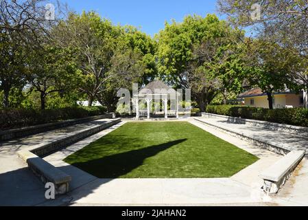 SANTA ANA, KALIFORNIEN - 15. APRIL 2017: Pavillon und Rasen im Heritage Museum of Orange County werden die Ares für Hochzeiten und Empfänge genutzt. Stockfoto