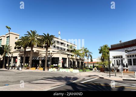 ANAHEIM, KALIFORNIEN - 31 MAR 2021: Dekaden und gutes Essen Dining Etablissements auf der Center Street Promenade im Ctr City Downtown District. Stockfoto