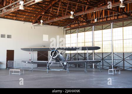 IRVINE, KALIFORNIEN - 31 JAN 2020: N3N-3 Kanarienbiplane im Hangar im Orange County Great Park. Stockfoto