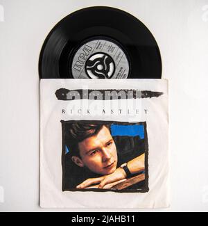 Bildercover und Vinyl der sieben Zoll großen Single-Version von Never Gonna Give You Up von Rick Astley, die 1987 veröffentlicht wurde. Stockfoto
