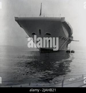 1950s, historisch, Vorderansicht des Schiffes der Royal Navy, des leichten Flugzeugträgers, HMS Centaur, England, UK. Stockfoto