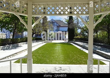 SANTA ANA, KALIFORNIEN - 15. APRIL 2017: Blick vom Pavillon im Heritage Museum of Orange County. Orange County blickt auf das Maag House. Stockfoto