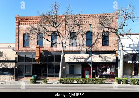 FULLERTON, KALIFORNIEN - 24. JAN 2020: Geschäfte und Restaurants in der historischen Innenstadt von Fullerton. Stockfoto