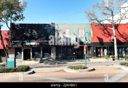 FULLERTON, KALIFORNIEN - 24. JAN 2020: Boutiquen und Restaurants in der historischen Innenstadt von Fullerton. Stockfoto