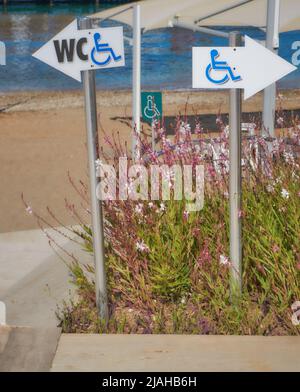 WC-Logo für Behinderte am Strand Stockfoto