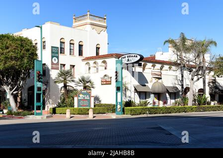 FULLERTON, KALIFORNIEN - 24. JAN 2020: Villa del Sol, feine Geschäfte, Restaurants und Büros in der historischen Innenstadt von Fullerton Stockfoto