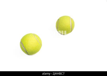 Ein flaches Nahaufnahme-Foto von zwei gelben Tennisbällen auf weißem Hintergrund. Stockfoto