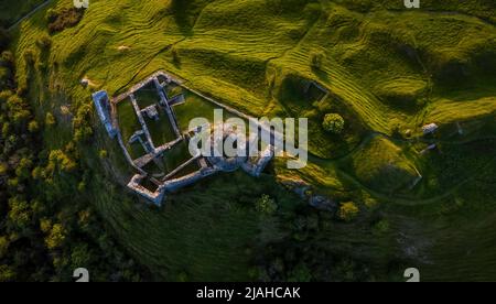 Dryslwyn Castle, das als eines der wichtigsten noch erhaltenen Gebäude eines walisischen Häuptführers gilt, steht auf einem hohen Boden über dem Berg Stockfoto