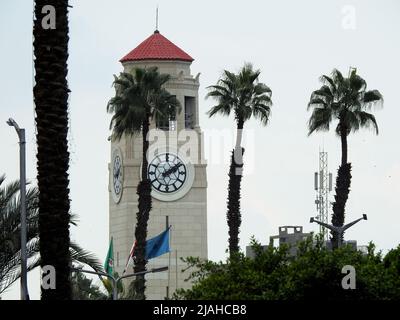 Giza, Ägypten, November 24 2018: Der Uhrenturm der Universität Kairo auf dem Hauptcampus in Gizeh, einer führenden öffentlichen Universität, wurde 1908 gegründet und wurde angerufen Stockfoto