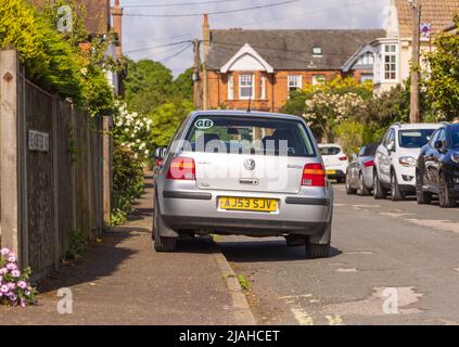 Ein Auto, das auf einem Bürgersteig geparkt wurde und Fußgänger behindert. Aldeburgh, Suffolk. VEREINIGTES KÖNIGREICH Stockfoto