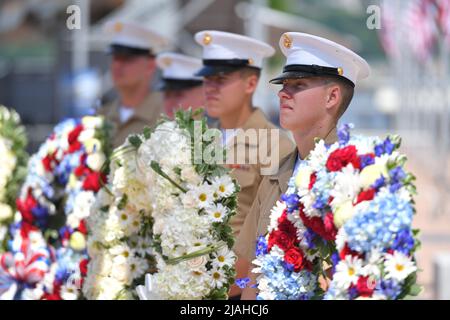 Militärangehöriger nehmen am 30. Mai 2022 an der jährlichen Gedenkfeier zum Memorial Day des Intrepid Sea, Air & Space Museums in New York Teil. Stockfoto