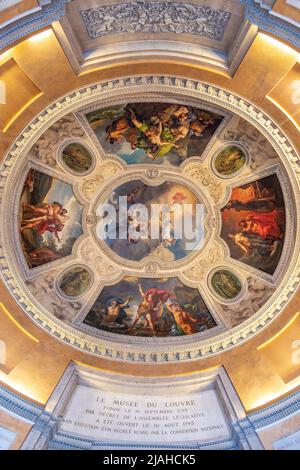 Paris, Frankreich - 18. März 2018: Detail der dekorierten Decke des Pariser Louvre Stockfoto