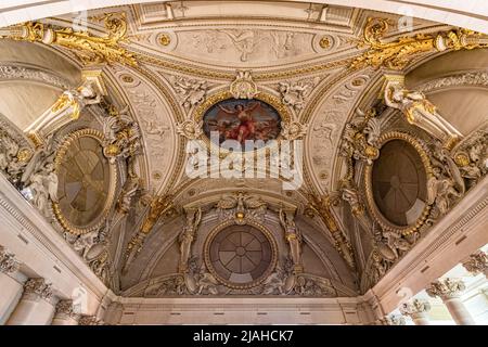 Paris, Frankreich - 18. März 2018: Detail der dekorierten Decke des Pariser Louvre Stockfoto