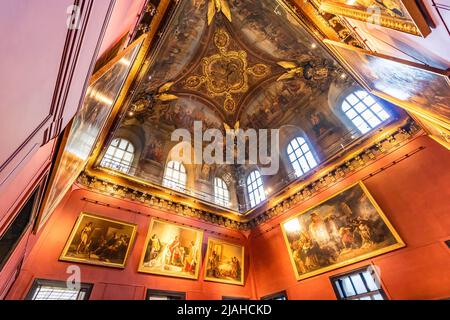 Paris, Frankreich - 18. März 2018: Detail der dekorierten Decke des Pariser Louvre Stockfoto