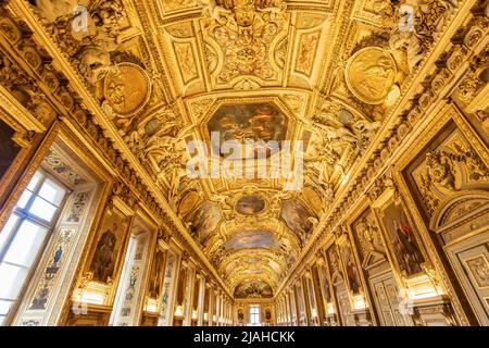 Paris, Frankreich - 18. März 2018: Detail der dekorierten Decke des Pariser Louvre Stockfoto