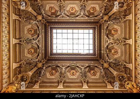Paris, Frankreich - 18. März 2018: Detail der dekorierten Decke des Pariser Louvre Stockfoto