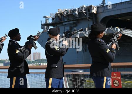 Militärangehöriger nehmen am 30. Mai 2022 an der jährlichen Gedenkfeier zum Memorial Day des Intrepid Sea, Air & Space Museums in New York Teil. Stockfoto