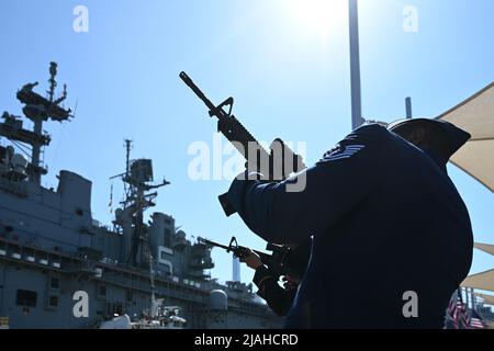 Militärangehöriger nehmen am 30. Mai 2022 an der jährlichen Gedenkfeier zum Memorial Day des Intrepid Sea, Air & Space Museums in New York Teil. Stockfoto