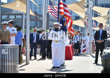Militärangehöriger nehmen am 30. Mai 2022 an der jährlichen Gedenkfeier zum Memorial Day des Intrepid Sea, Air & Space Museums in New York Teil. Stockfoto
