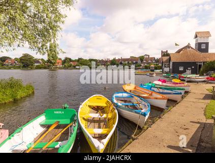 Farbenfrohe Ruderboote können bei der Meare gemietet werden. Thorpeness, Suffolk. VEREINIGTES KÖNIGREICH Stockfoto