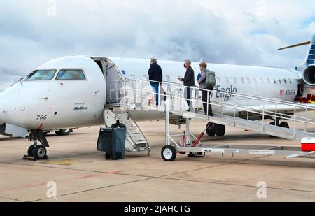 Passengerss besteigen ein von SkyWest betriebenes American Eagle Bombardier-Flugzeug am Santa Fe Municipal Airport in Santa Fe, New Mexico. Stockfoto