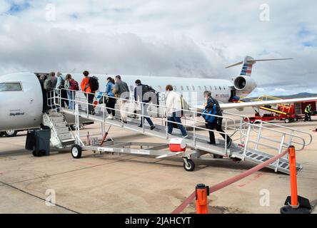 Passengerss besteigen ein von SkyWest betriebenes American Eagle Bombardier-Flugzeug am Santa Fe Municipal Airport in Santa Fe, New Mexico. Stockfoto