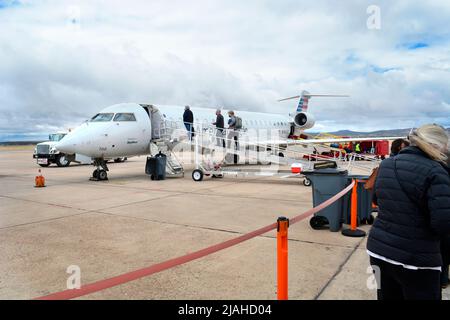 Passengerss besteigen ein von SkyWest betriebenes American Eagle Bombardier-Flugzeug am Santa Fe Municipal Airport in Santa Fe, New Mexico. Stockfoto