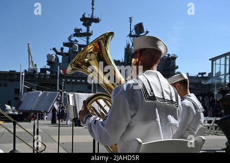 Militärangehöriger nehmen am 30. Mai 2022 an der jährlichen Gedenkfeier zum Memorial Day des Intrepid Sea, Air & Space Museums in New York Teil. Stockfoto
