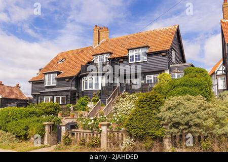 Attraktive Holzhäuser im Dorf Thorpeness, Suffolk. VEREINIGTES KÖNIGREICH Stockfoto