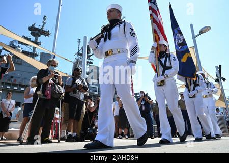 Militärangehöriger nehmen am 30. Mai 2022 an der jährlichen Gedenkfeier zum Memorial Day des Intrepid Sea, Air & Space Museums in New York Teil. Stockfoto