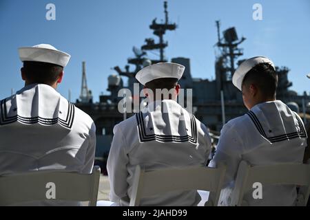 Militärangehöriger nehmen am 30. Mai 2022 an der jährlichen Gedenkfeier zum Memorial Day des Intrepid Sea, Air & Space Museums in New York Teil. Stockfoto