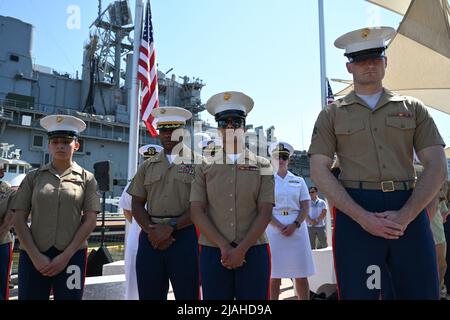 Militärangehöriger nehmen am 30. Mai 2022 an der jährlichen Gedenkfeier zum Memorial Day des Intrepid Sea, Air & Space Museums in New York Teil. Stockfoto