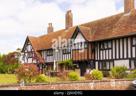 Blick auf die Almshäuser von Margaret Ogilvie in Thorpeness, Suffolk. VEREINIGTES KÖNIGREICH Stockfoto