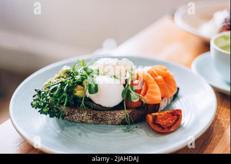 Gesundes Frühstück mit pochierten Eiern und Gemüse Stockfoto