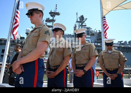 Militärangehöriger nehmen am 30. Mai 2022 an der jährlichen Gedenkfeier zum Memorial Day des Intrepid Sea, Air & Space Museums in New York Teil. Stockfoto