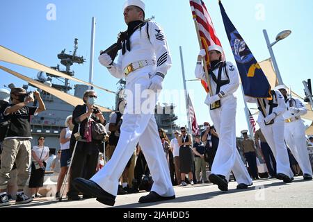 Militärangehöriger nehmen am 30. Mai 2022 an der jährlichen Gedenkfeier zum Memorial Day des Intrepid Sea, Air & Space Museums in New York Teil. Stockfoto