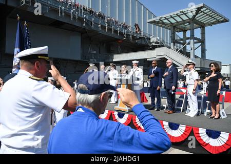 Militärangehöriger nehmen am 30. Mai 2022 an der jährlichen Gedenkfeier zum Memorial Day des Intrepid Sea, Air & Space Museums in New York Teil. Stockfoto