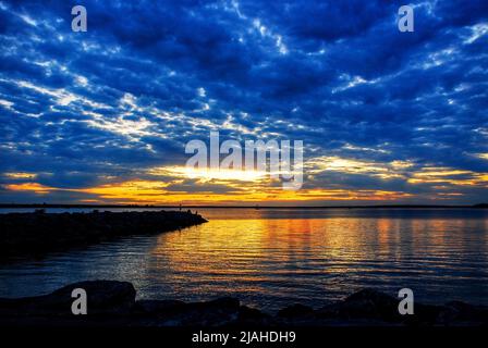 Sonnenuntergang über dem Ottawa River mit dramatisch bewölktem Himmel Stockfoto