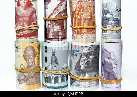 Ägypten Geldrolle Pfund Banknoten isoliert auf weißem Hintergrund, ägyptische Pfund Geldscheine aufgerollt mit Gummibändern von 200 LE, 100, 50, 20, 1 Stockfoto